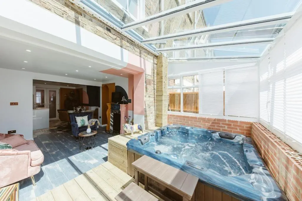 Big House With En-Suites A Big Garden And Hot-Tub Near Tower Bridge London Villa