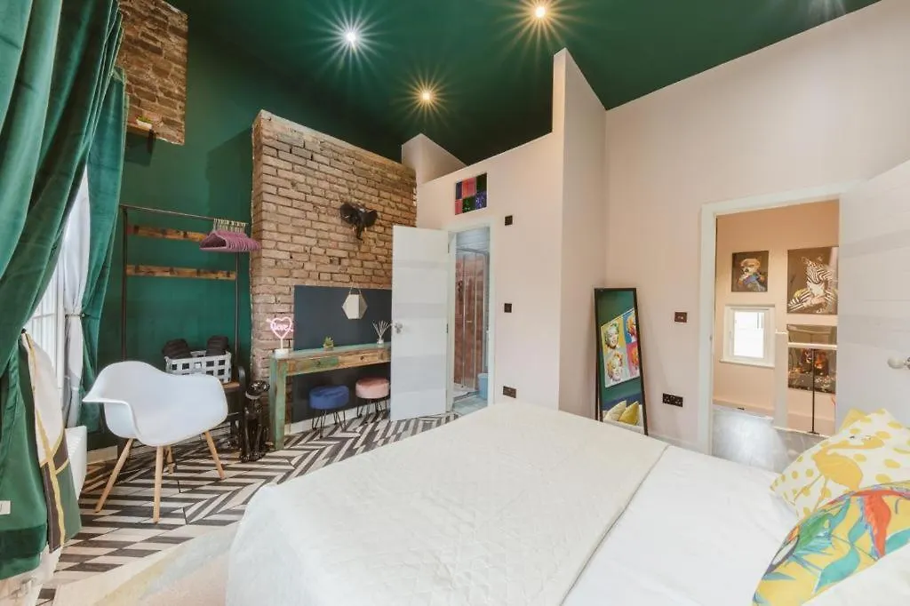 Big House With En-Suites A Big Garden And Hot-Tub Near Tower Bridge London