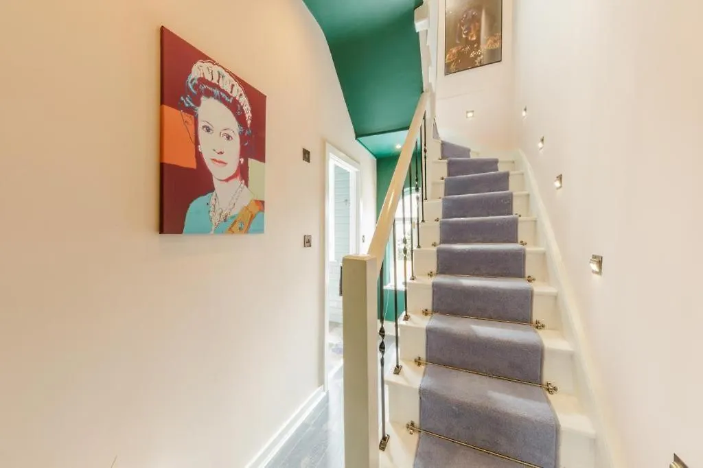 Big House With En-Suites A Big Garden And Hot-Tub Near Tower Bridge London 0*,  United Kingdom