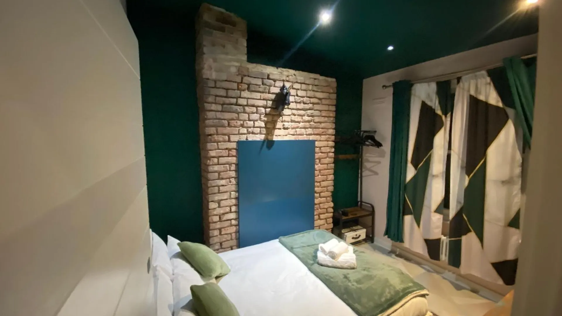 Big House With En-Suites A Big Garden And Hot-Tub Near Tower Bridge London United Kingdom
